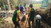 Prajurit Yonif Para Raider 502 Kostrad Bantu Perbaiki Jalan Warga Desa Sukowilangun