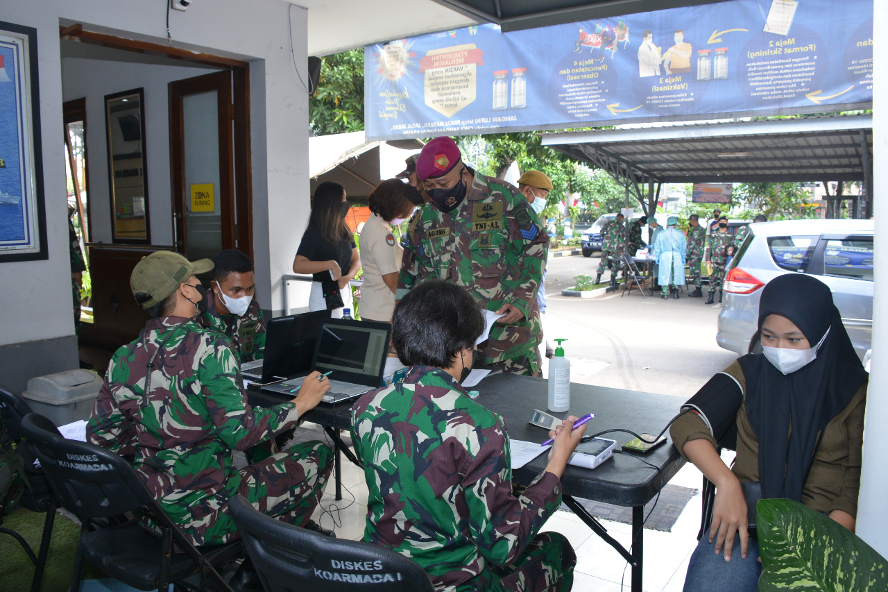 TNI AL Gelar Vaksinasi Covid-19 bagi Masyarakat dan Anak Remaja di Gunung Sahari