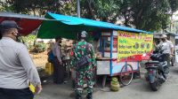 Dimasa PPKM Darurat, Babinsa Koramil 06/Setiabudi Himbau PKL Patuhi Prokes