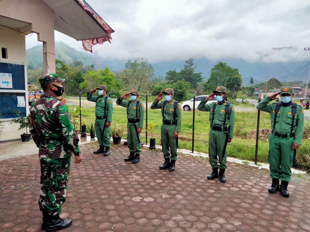 Meningkatkan Kedisiplinan Babinsa Koramil 01/Kota Berikan Pelatihan PBB Kepada Linmas Kampung