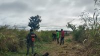 IKUT DALAM KEGIATAN KARYA BAKTI PEMBERSIHAN LINGKUNGAN KEHADIRAN BABINSA TINGKATKAN SEMANGAT MASYARAKAT DI DISTRIK NAPAN