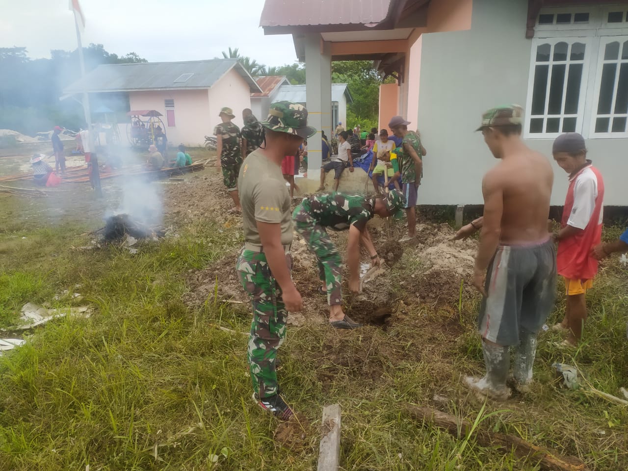 Satgas Yonif 144/JY Gelar Karya Bhakti Pembuatan Drainase Bersama Masyarakat Sungai Senunuk