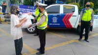 Satlantas Polres Metro Jakarta Barat Peduli,Salurkan Bantuan Paket Sembako Kepada Warga Di Slum Area