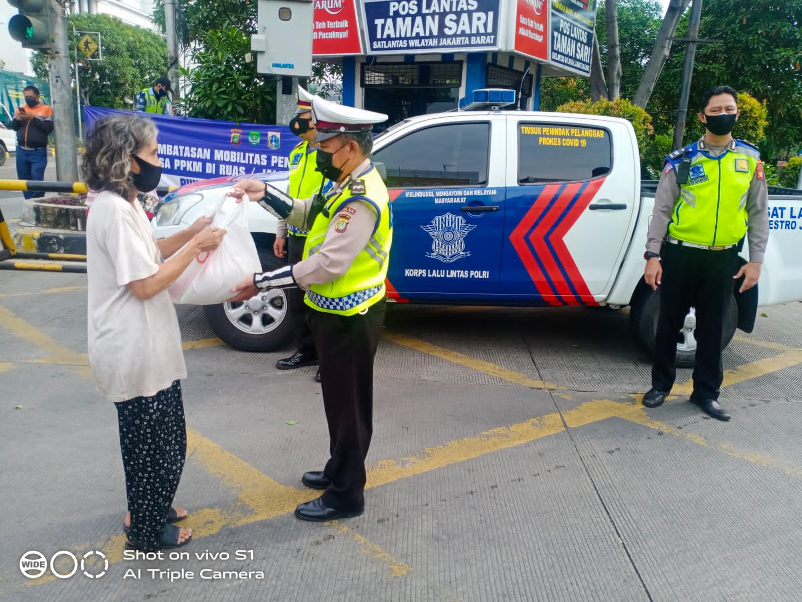 Satlantas Polres Metro Jakarta Barat Peduli,Salurkan Bantuan Paket Sembako Kepada Warga Di Slum Area