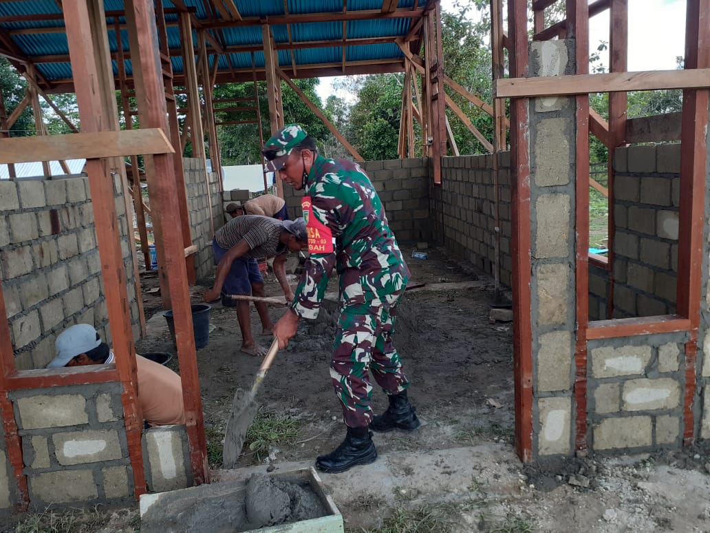 SAMBANGI DESA BINAAN, BABINSA WARBAH BANTU RINGANKAN PEKERJAAN WARGANYA