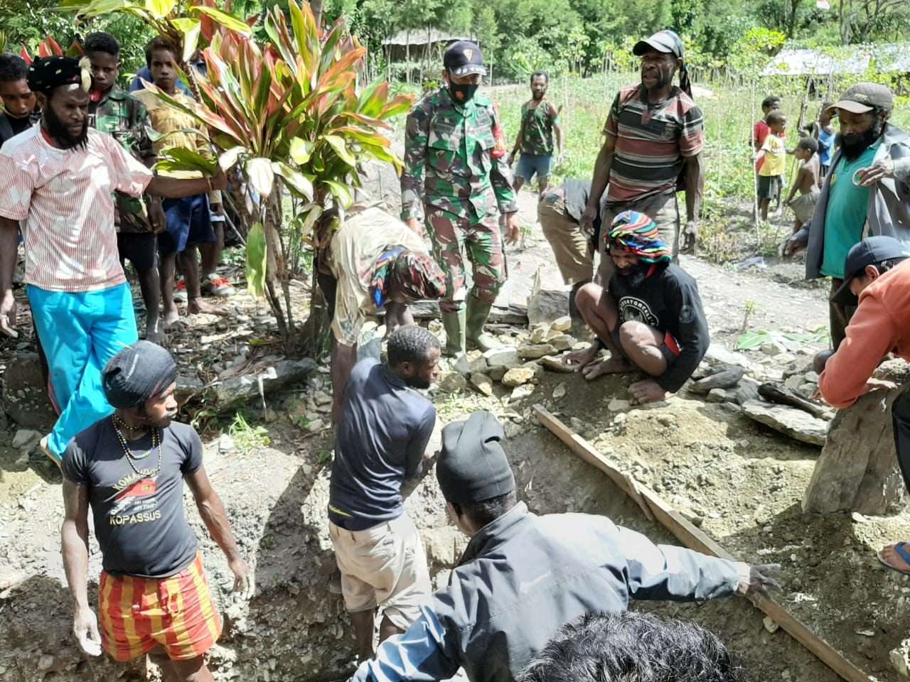 BABINSA POSRAMIL 1714-06/ TINGGINAMBUT BANTU PEMAKAMAN WARGANYA