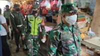 Pantau Penerapan Prokes Kepada Warga Di Pasar, Babinsa Pejuang Laksanakan PPKM Mikro Dan Bagikan Masker