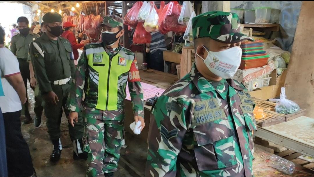 Pantau Penerapan Prokes Kepada Warga Di Pasar, Babinsa Pejuang Laksanakan PPKM Mikro Dan Bagikan Masker