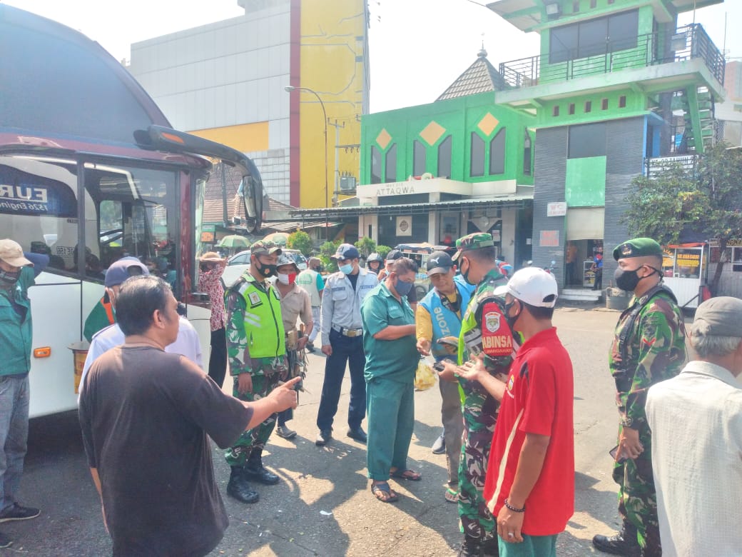 Danramil 03/Teluk Pucung Sebar Babinsa Untuk Gencarkan PPKM Mikro dan Pembagian Masker