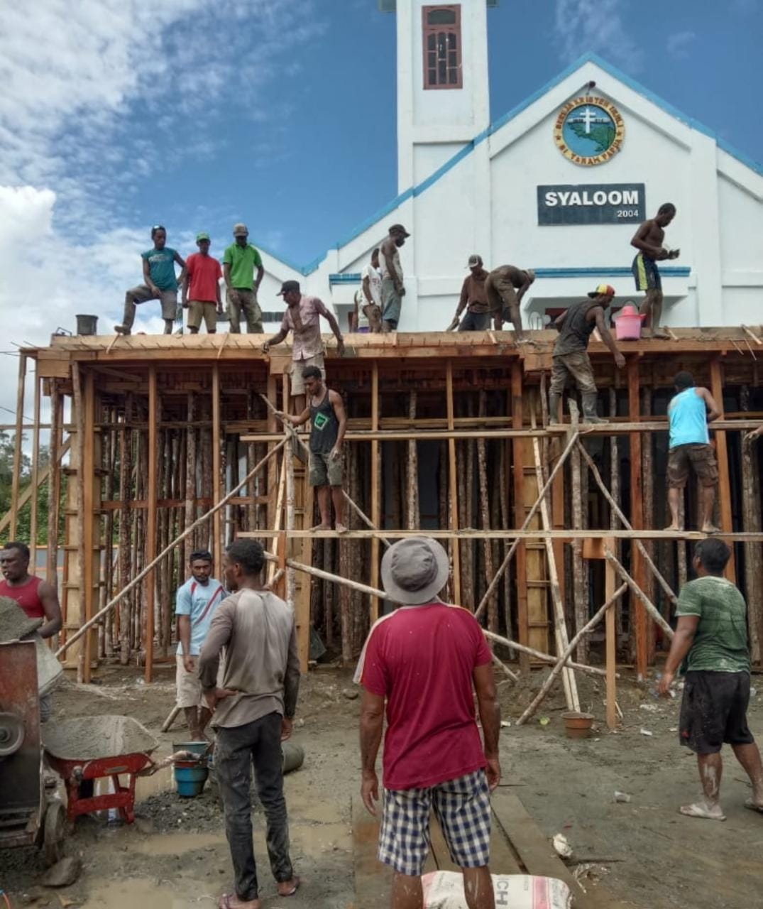 TINGKATKAN TOLERANSI ANTAR UMAT BERAGAMA,BABINSA KORAMIL 02/NAPAN BERSAMA MASYARAKAT MELAKSANAKAN KARYA BAKTI PEMBANGUNAN TERAS GEREJA SYALOM