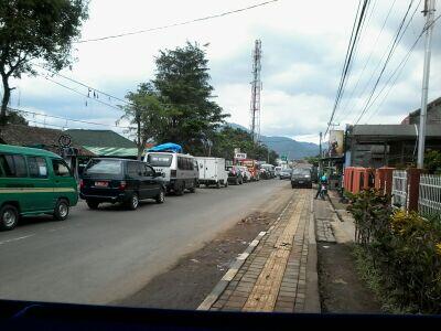 Polisi Sekat Jalan di Bandung, KTP Luar Daerah Diputar Balik