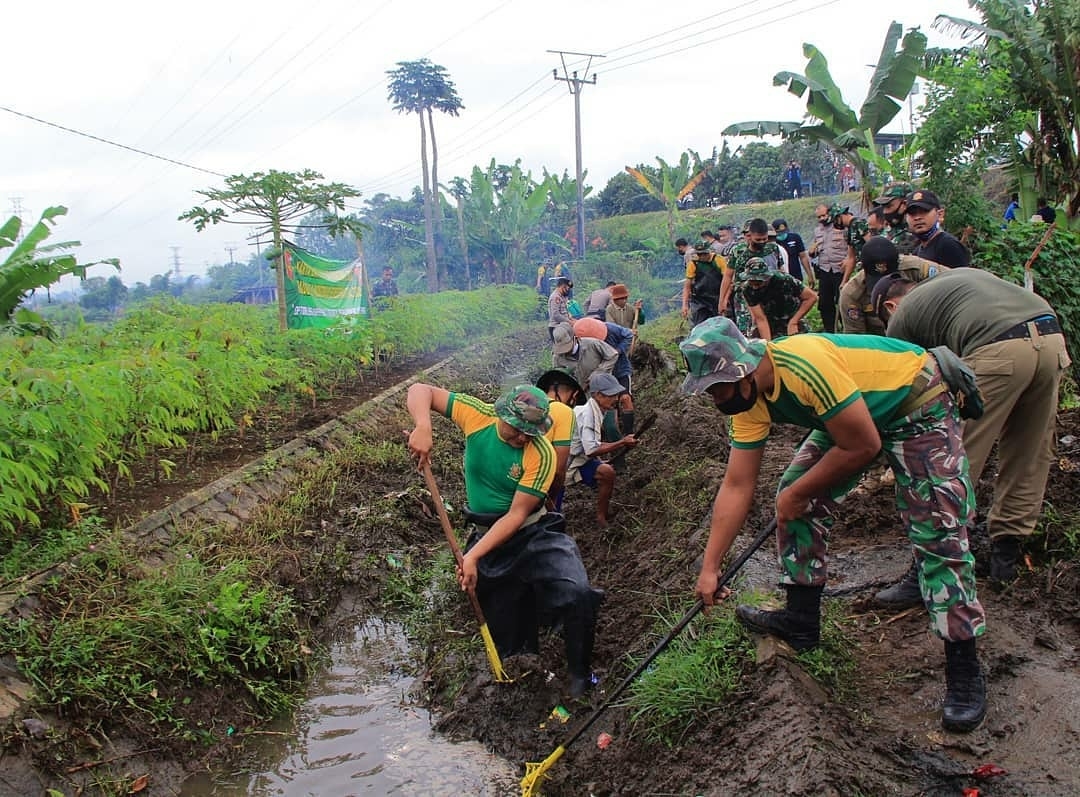 Prajurit Brigif Raider 13 Kostrad Gotong Royong Bersihkan Saluran Irigasi