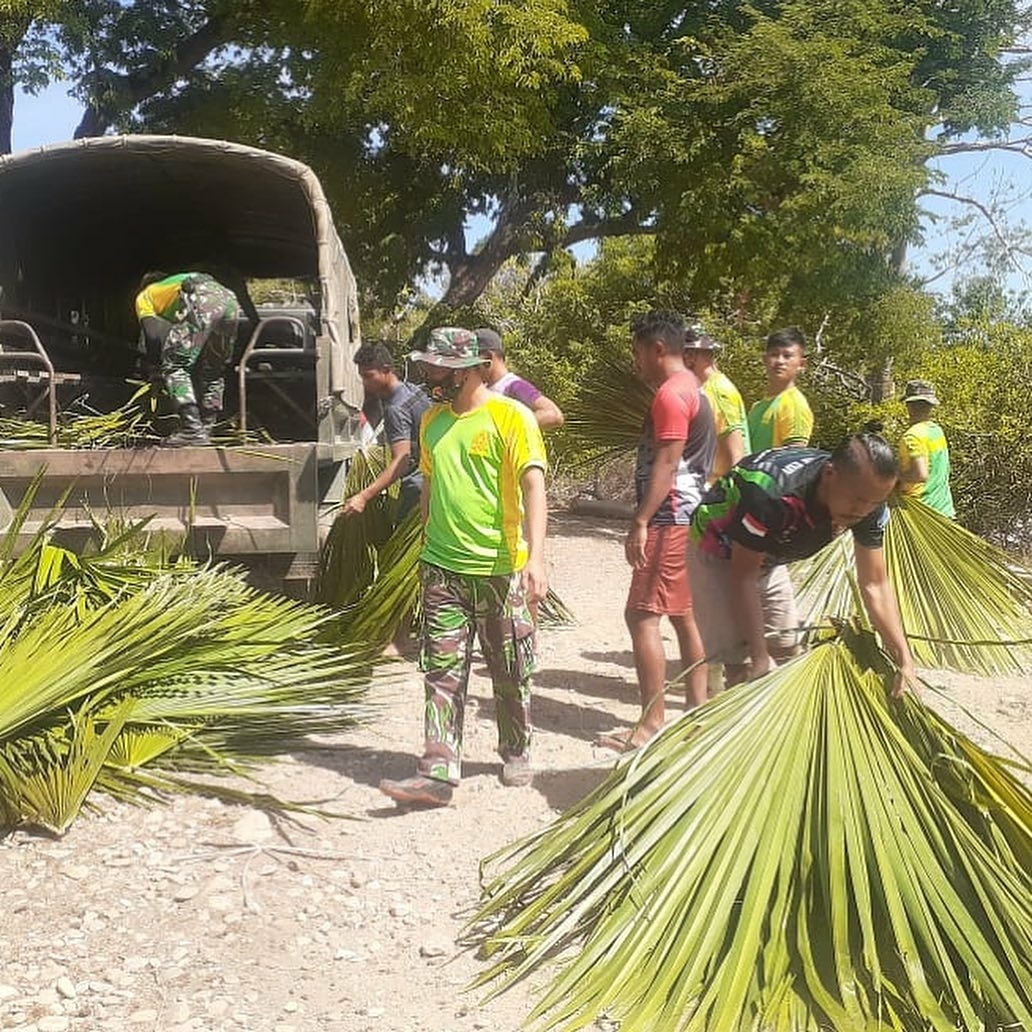 Peduli Lingkungan Pantai, Satgas Yonarmed 6 Kostrad Laksanakan Pembersihan Pantai Dusun Oepoli