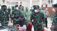 Panglima Kostrad Tinjau Serbuan Vaksin Covid-19 di Yonarhanud 1 Kostrad