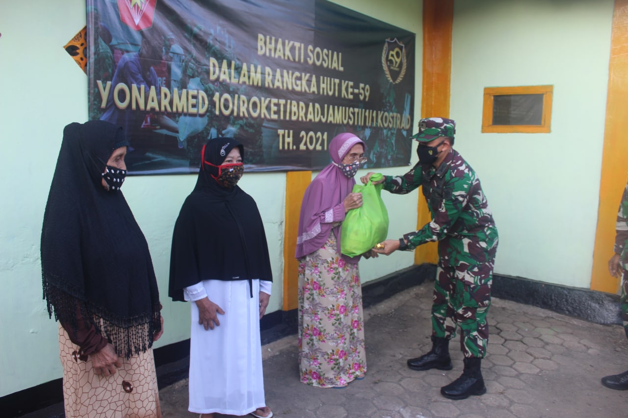 Jelang HUT Ke-59, Yonarmed 10 Kostrad Gelar Bakti Sosial Bagikan Sembako Kepada Masyarakat