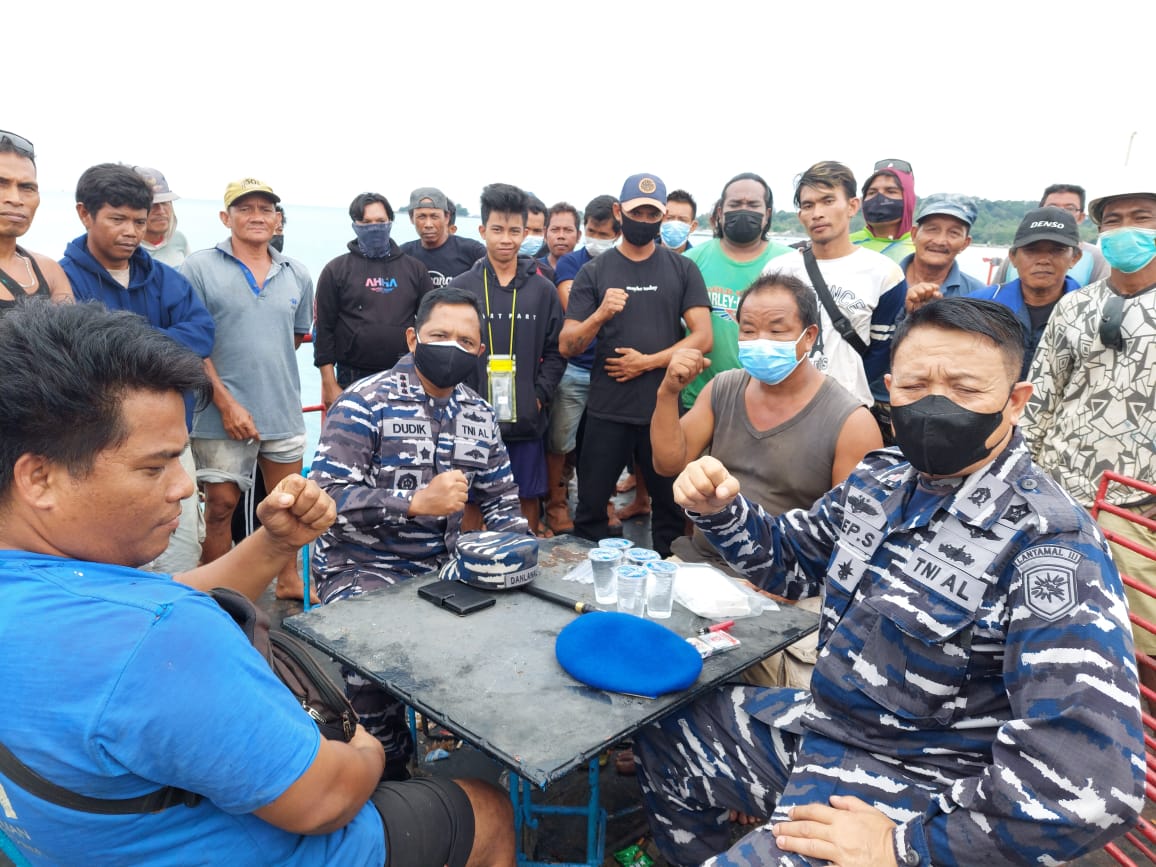 TNI AL MEDIASI PERSELISIHAN ANTARA KAPAL ISAP PRODUKSI DENGAN NELAYAN BANGKA