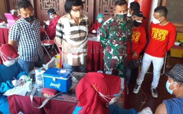 Diserbu Masyarakat, Vaksinasi Masal di Kelenteng Tuban Berjalan Tertib Sesuai Prokes Covid-19