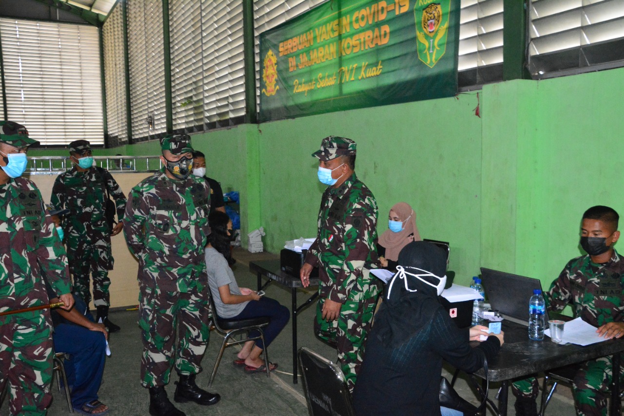 Kaskostrad Tinjau Dua Titik Serbuan Vaksin Covid-19 Jajaran Kostrad di Brigif PR 17 Kostrad dan Zeni Kostrad