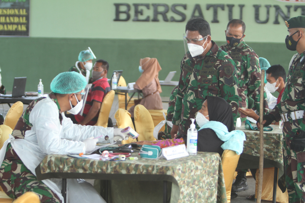 Penyandang Disabilitas dan Lansia Juga Mendapat Pelayanan Vaksinasi di Yonif Mekanis Raider 413 Kostrad