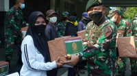 Panglima Kostrad Tinjau Serbuan Vaksin Covid-19 dan Bagikan Sembako di Divif 1 Kostrad