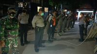 Cegah Penyebaran Covid-19 Serta Antisipasi Guantibmas,Babinsa Koramil 02/TB Bersama Tiga Pilar Gelar Patroli Wilayah