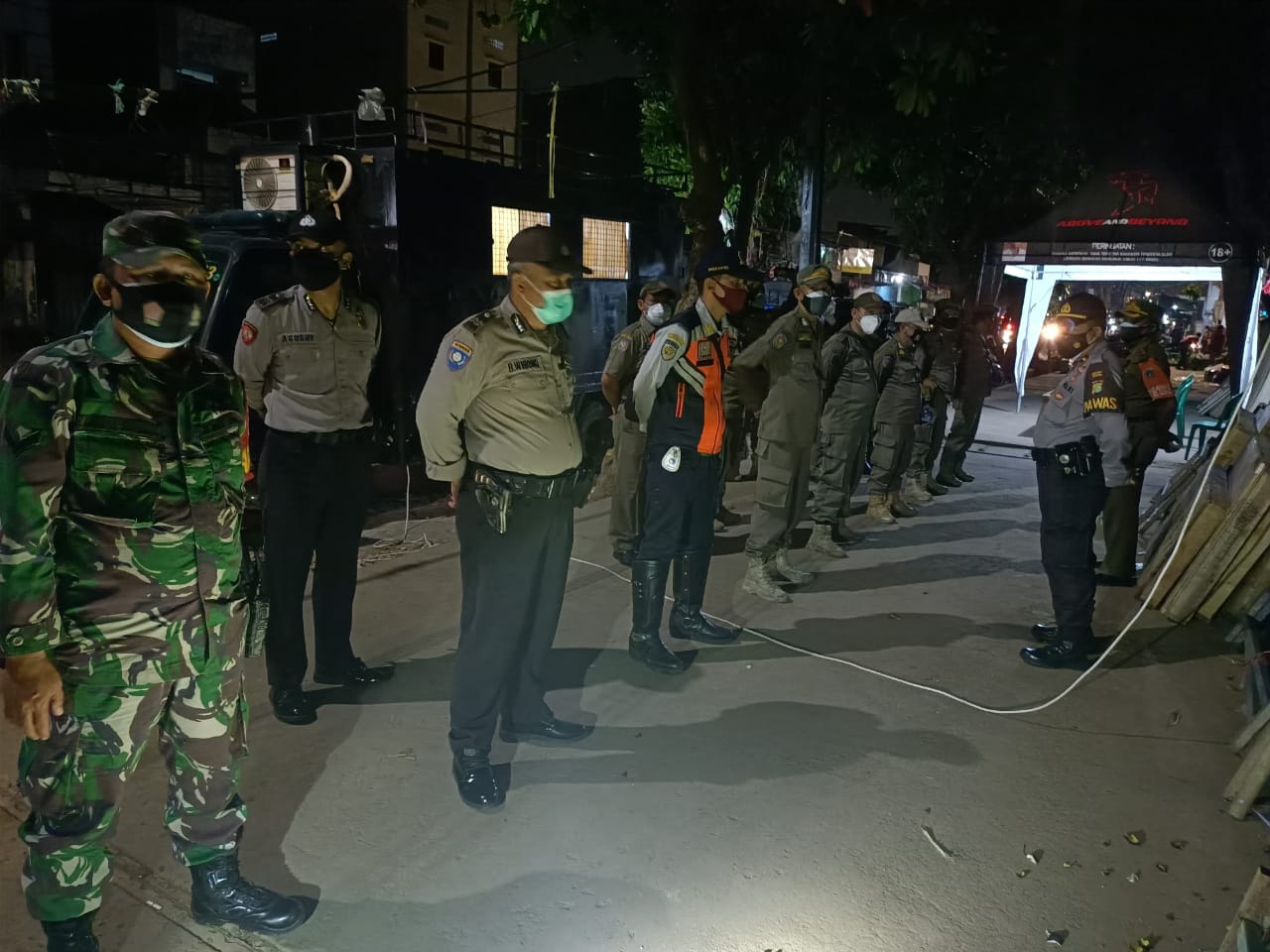 Cegah Penyebaran Covid-19 Serta Antisipasi Guantibmas,Babinsa Koramil 02/TB Bersama Tiga Pilar Gelar Patroli Wilayah