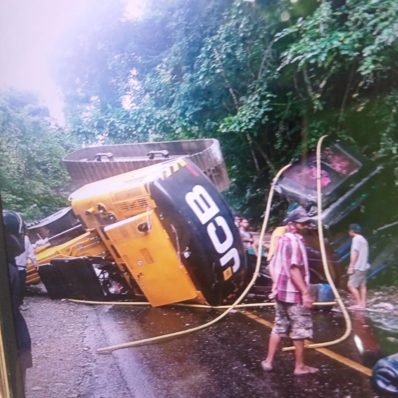 Naas, Exavator muatan Truck Toronton Oleng dan Terbalik Di KM 28 Desa Tamborasi, Kolaka