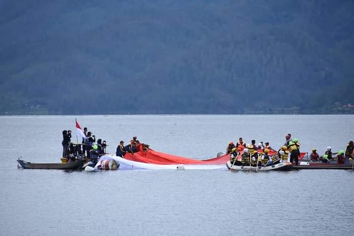 Pembentangan Bendera Raksasa Warnai Kemeriahan HUT Ke-76 RI di Danau lut tawar Aceh Tengah