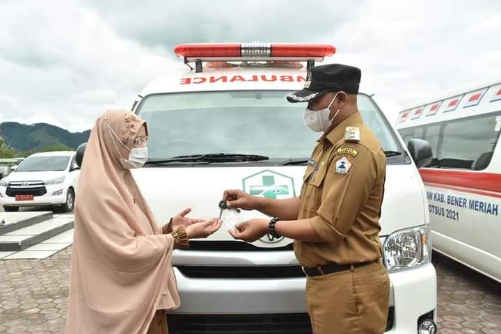 Plt. Bupati Bener Meriah Dailami Serahkan 4 Unit Ambulan 