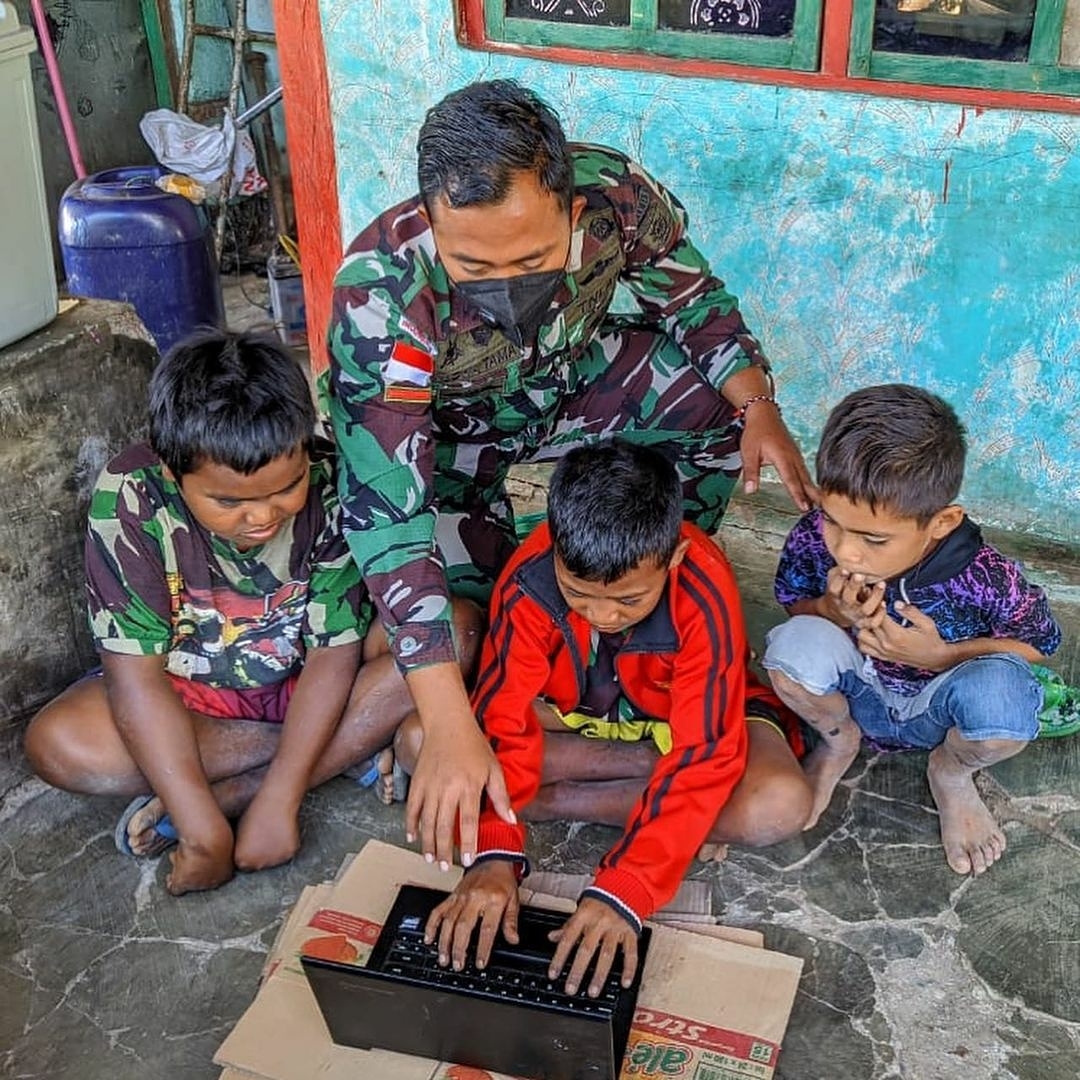 Satgas Yonarmed 6 Kostrad Wujudkan Mimpi Anak-Anak Perbatasan Belajar Ilmu Dasar Komputer