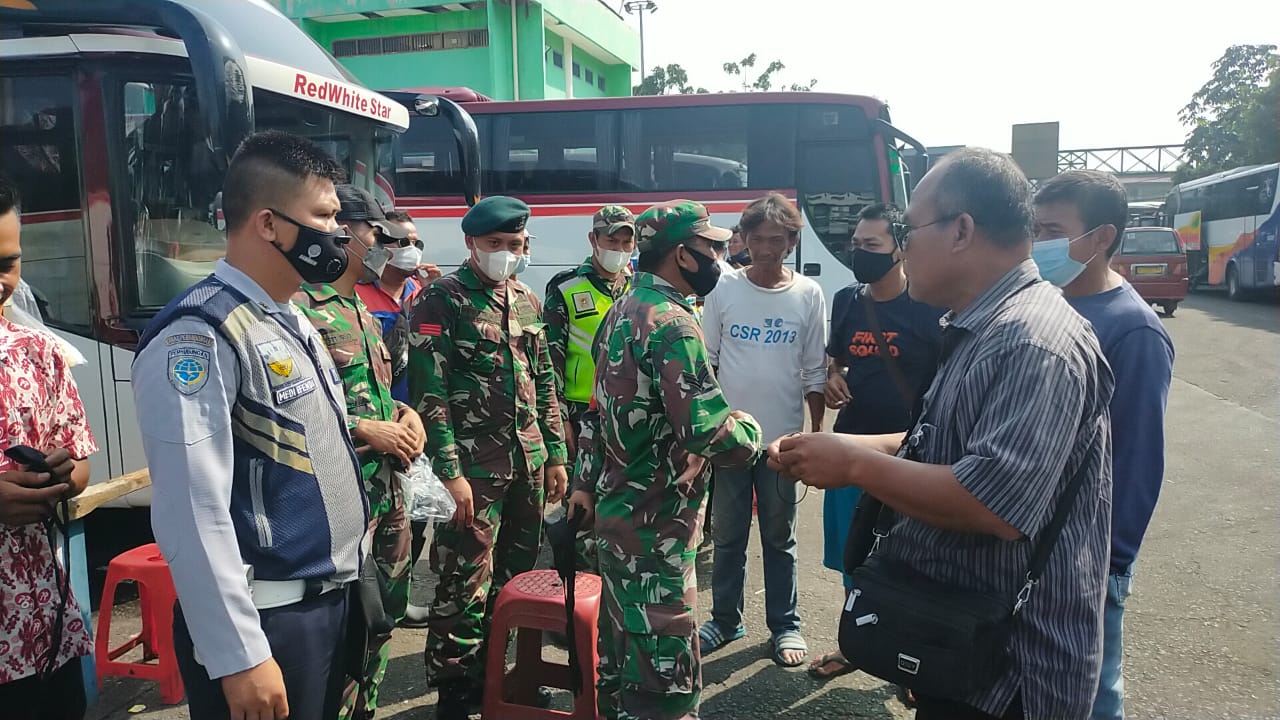 Ingatkan Protokol Kesehatan, Babinsa Margahayu Lakukan Komsos Dengan Warga di Terminal Bus Bekasi Kota