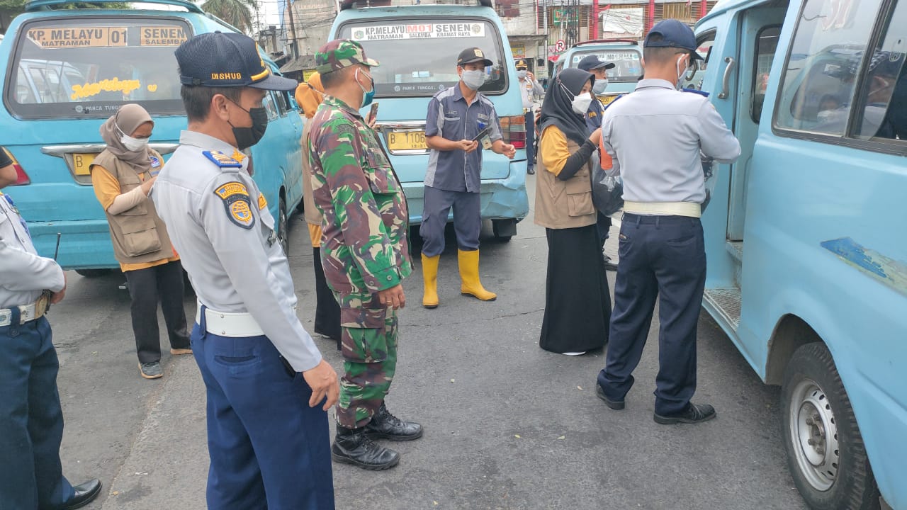 Kolaborasi Empat Pilar dan BNPB, Koramil 01/Jatinegara Bagikan 1000 Masker