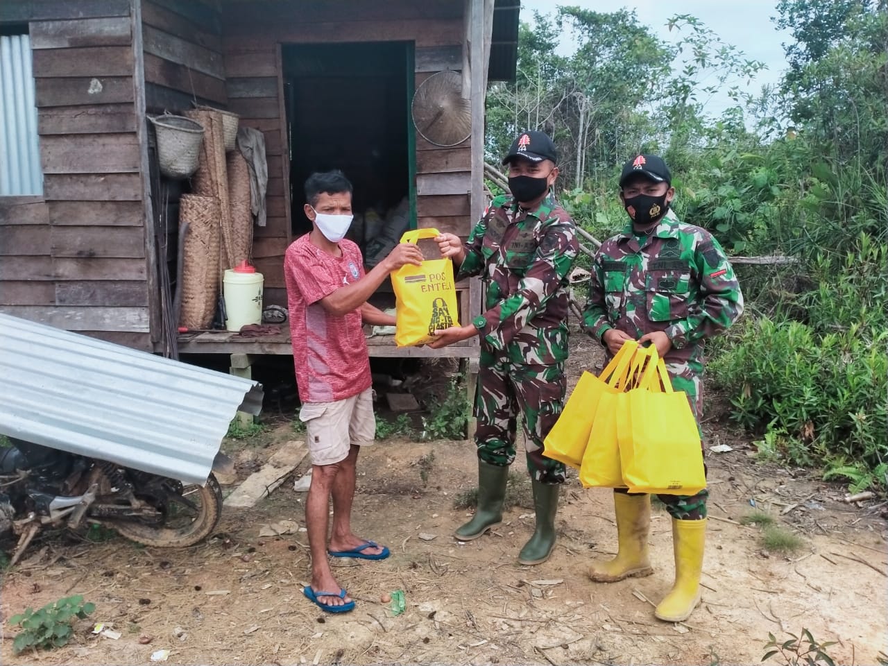 Bantu Warga Terdampak Covid-19, Satgas Yonif 144/JY Berikan Bantuan Sembako