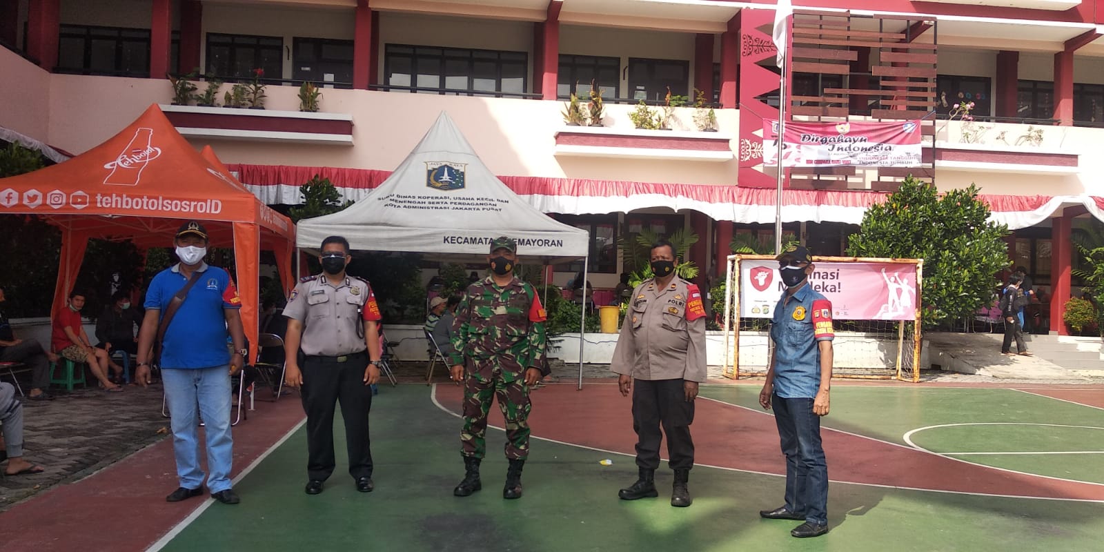 Babinsa 07/ Kemayoran Bersama Lurah Pantau Vaksinasi Merdeka di Dua Lokasi Wilayah Binaan