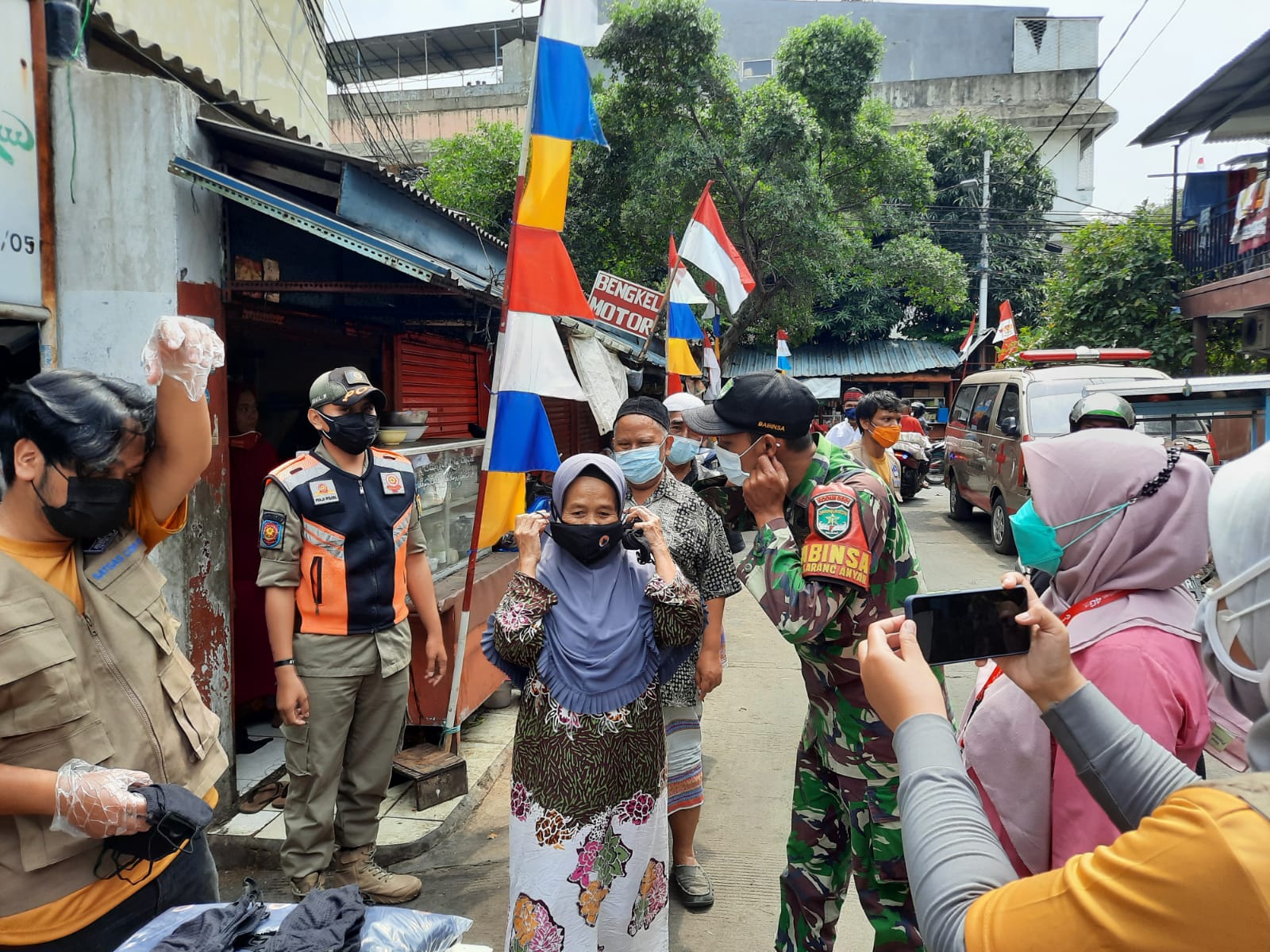 Babinsa Koramil 02/Sawah Besar Pantau Pembagian Masker Jelang Ibadah Sholat Jumat