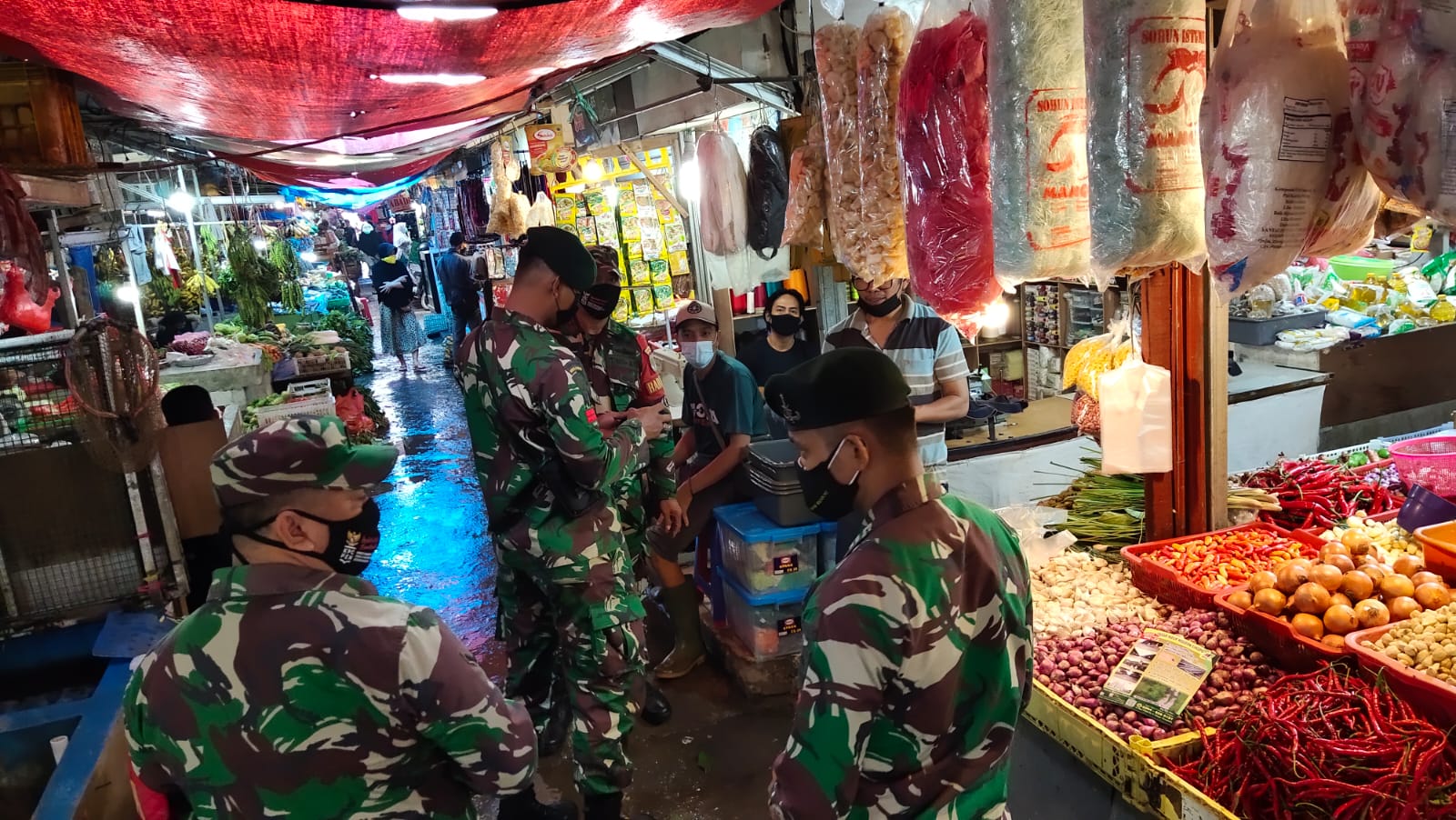 Para Pengunjung Pasar Terus Di Imbau Wajib Prokes, Saat PPKM Level 4 Oleh Babinsa Koramil 04/Jatiasih