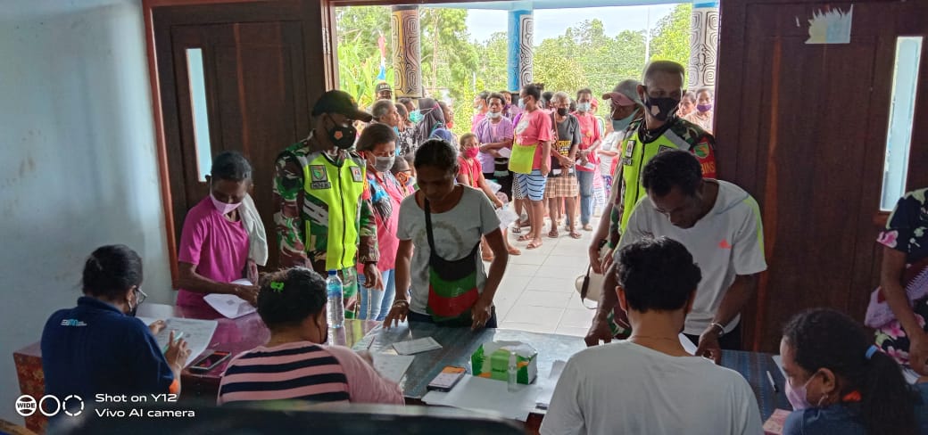 SINERGITAS BABINSA DAN BHABINKAMTIBNAS, MELAKSANAKAN PENGAMANAN DAN MONITORING PENDISTRIBUSIAN BANTUAN SOSIAL TUNAI (BST) DI WILAYAH BINAAN