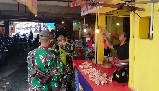 PPKM Level 4, Babinsa Koramil 03/Teluk Pucung Imbau Pedagang di Pasar Baru Bekasi