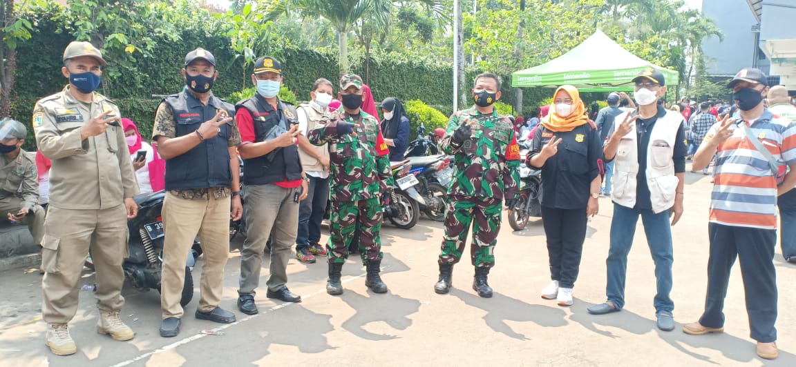 Dandim 0505/JT Pantau Giat Serbuan Vaksinasi dan Pembagian 1000 Masker di SMA Diponegoro Cakung Timur