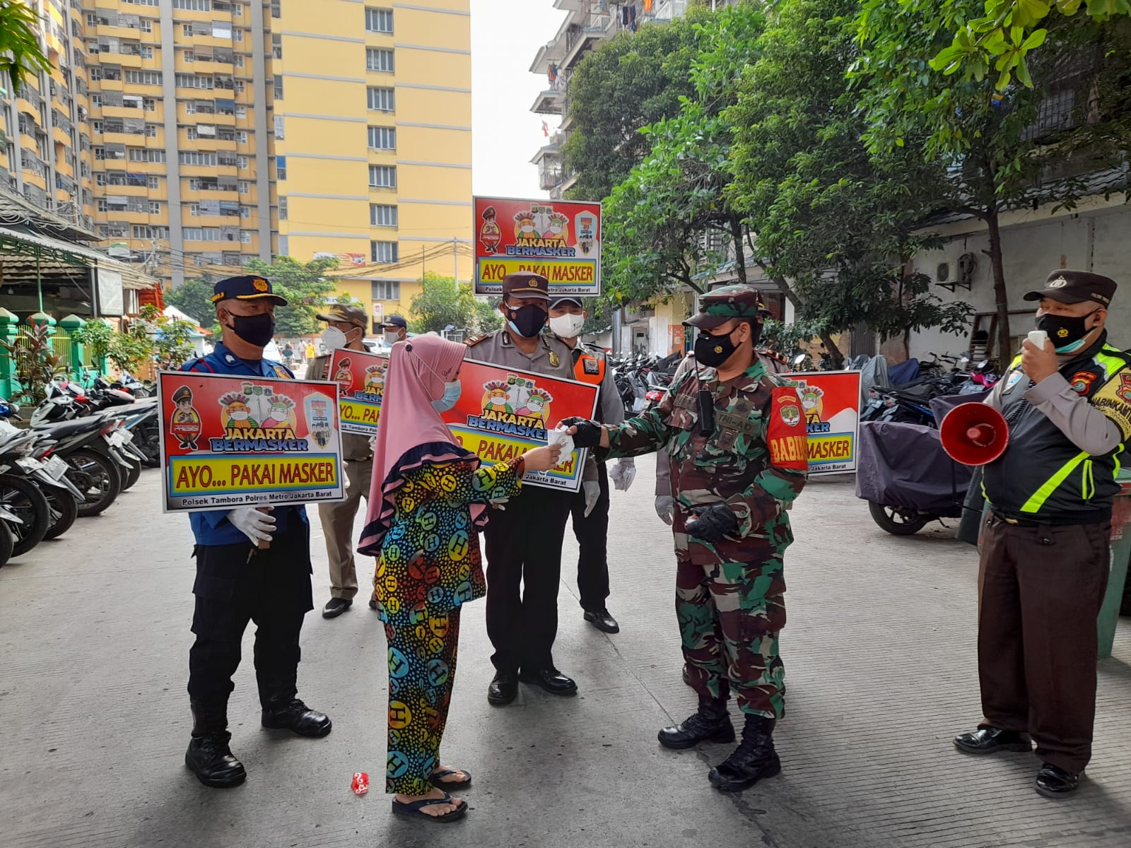 Cegah Penyebaran Covid-19,Babinsa Koramil 02/TB Bersama Petugas Gabungan Sosialisasi PPKM dan Bagikan Masker