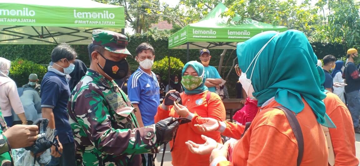 Dandim 0505/JT Pantau Giat Serbuan Vaksinasi dan Pembagian 1000 Masker di SMA Diponegoro Cakung Timur