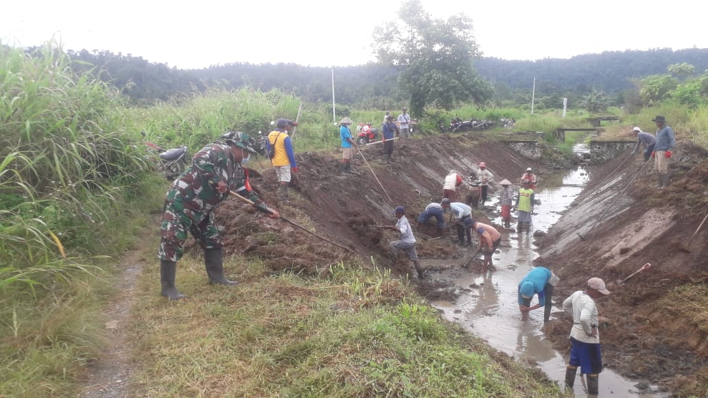 BABINSA KORAMIL 1705-01/NABIRE BERSAMA MASYARAKAT MELAKSANAKAN KARYA BAKTI DI DESA BINAAN