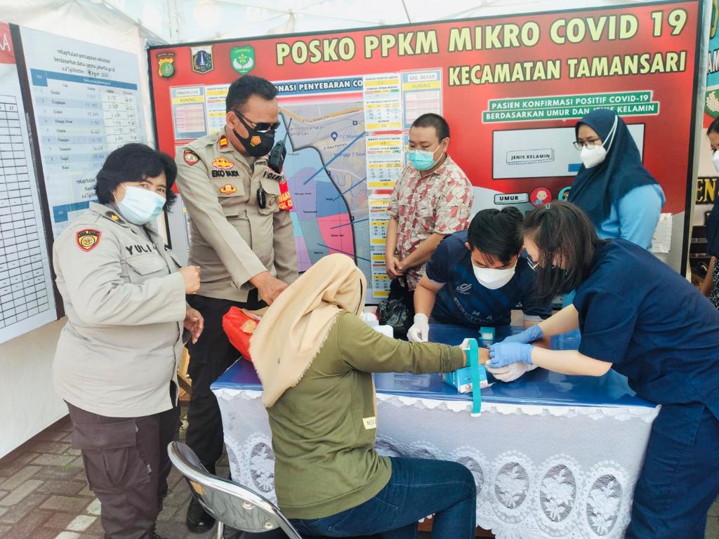 Polsek Metro Tamansari bersama 3 Pilar Berikan Suntikan Vitamin kepada Relawan Vaksinasi Merdeka