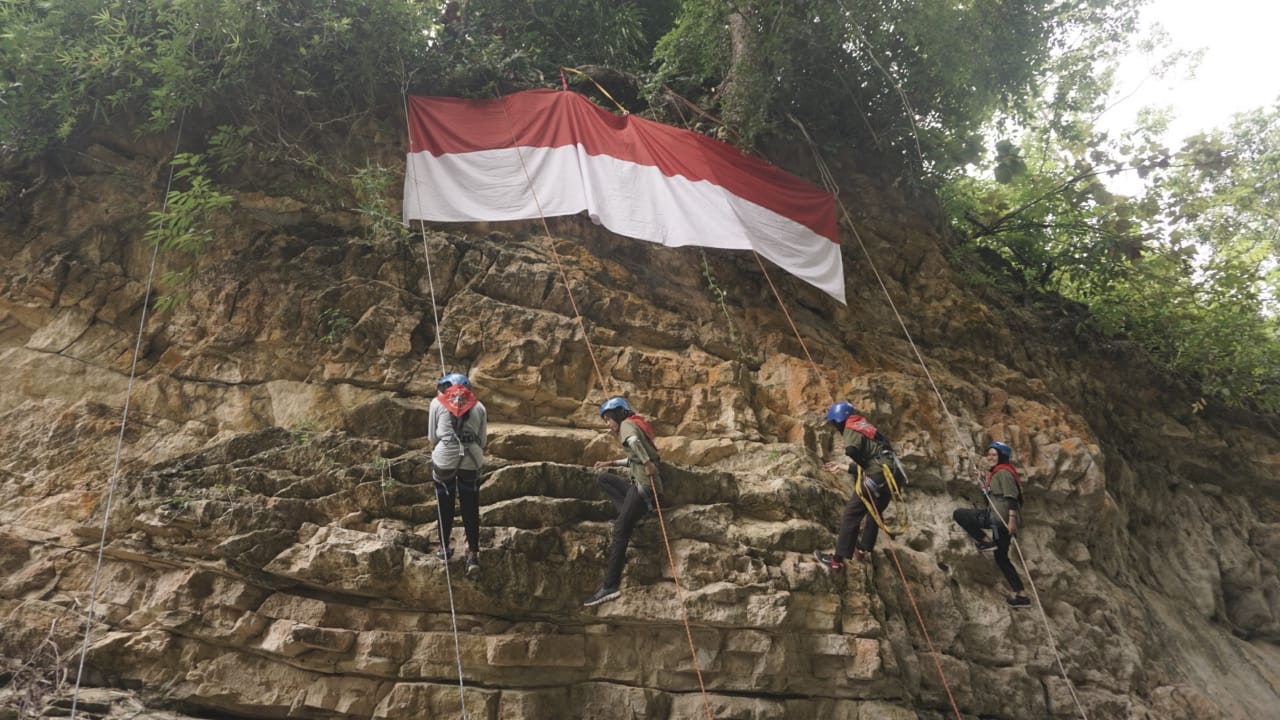 Tim Perempuan Mapala Jabal Everest Unigha Sigli Kibarkan Merah Putih Di Tebing Padang Tiji