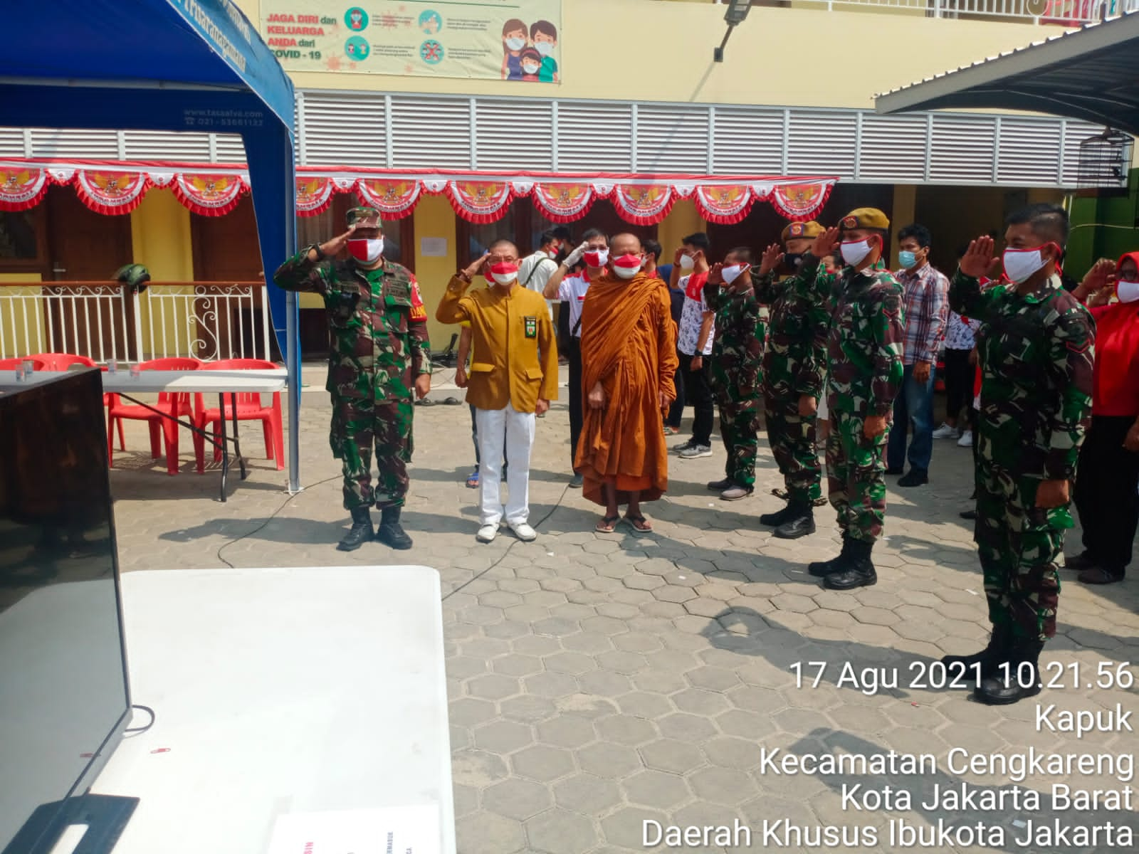 Danramil 04/Ck Hentikan Sejenak Giat Vaksin dan Ajak Warga Ikuti Upacara