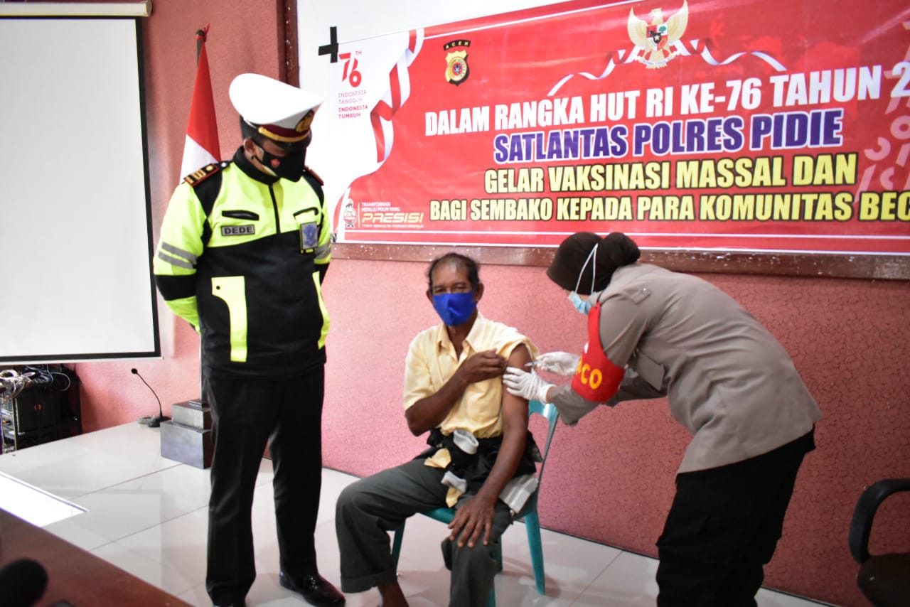 Satlantas Polres Pidie Gelar Vaksinasi Gratis dan Bagikan paket Sembako untuk becak motor 