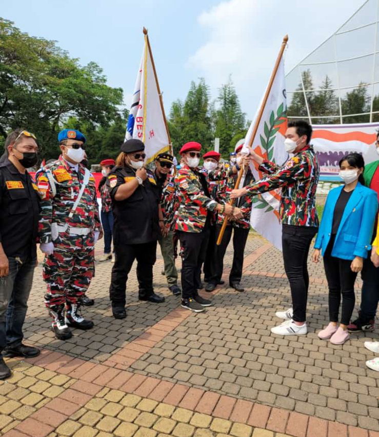 Masyarakat PIK Dukung GEMA LMP Kibarkan Bendera Merah Putih Sepanjang 21 Meter Walau Dihalau Manajemen