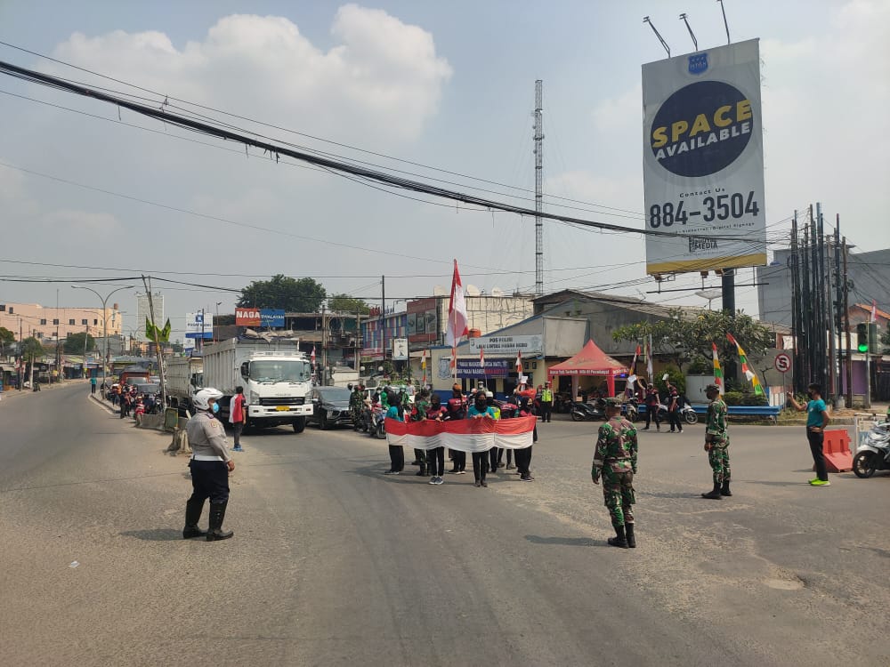 Wujud Penghormatan dan Bangga Atas Kemerdekaan Jajaran Koramil 04/Jatiasih Bersama Polsek Menghentikan Kendaraan Saat Detik-Detik Proklamasi Berlangsung