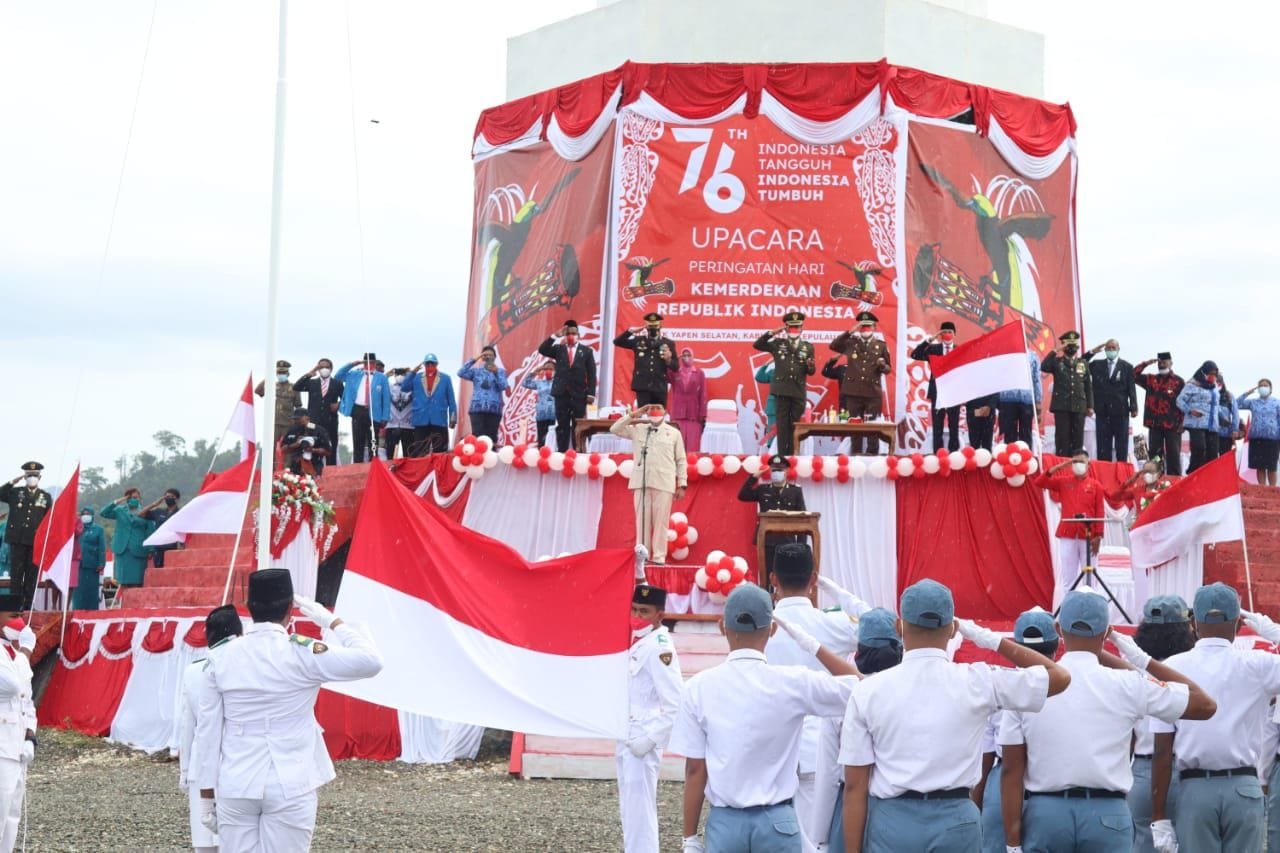 PERINGATI HUT RI KE -76, DANDIM 1708/BIAK NUMFOR HADIRI UPACARA PENGIBARAN BENDERA