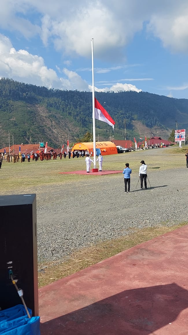 UPACARA PENURUNAN BENDERA MERAH PUTIH DALAM RANGKA MEMPERINGATI HUT PROKLAMASI KEMERDEKAAN REPUBLIK INDONESIA KE-76